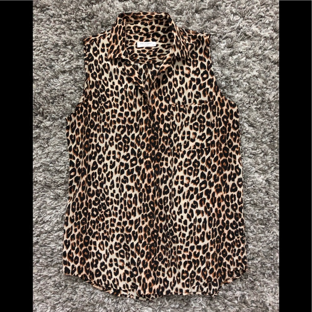 Equipment sleeveless top